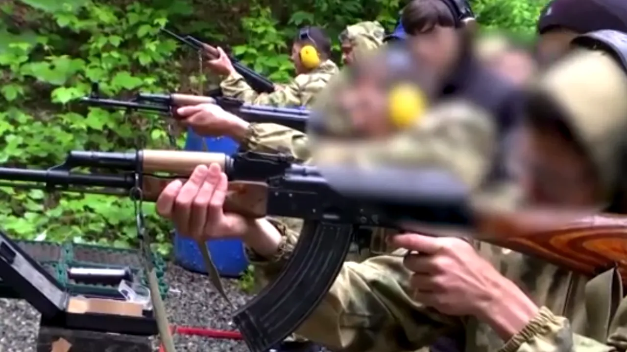 Putin a militarizat Rusia de la mic la mare. Elevii se antrenează ca soldaţii: arme în loc de cărţi

