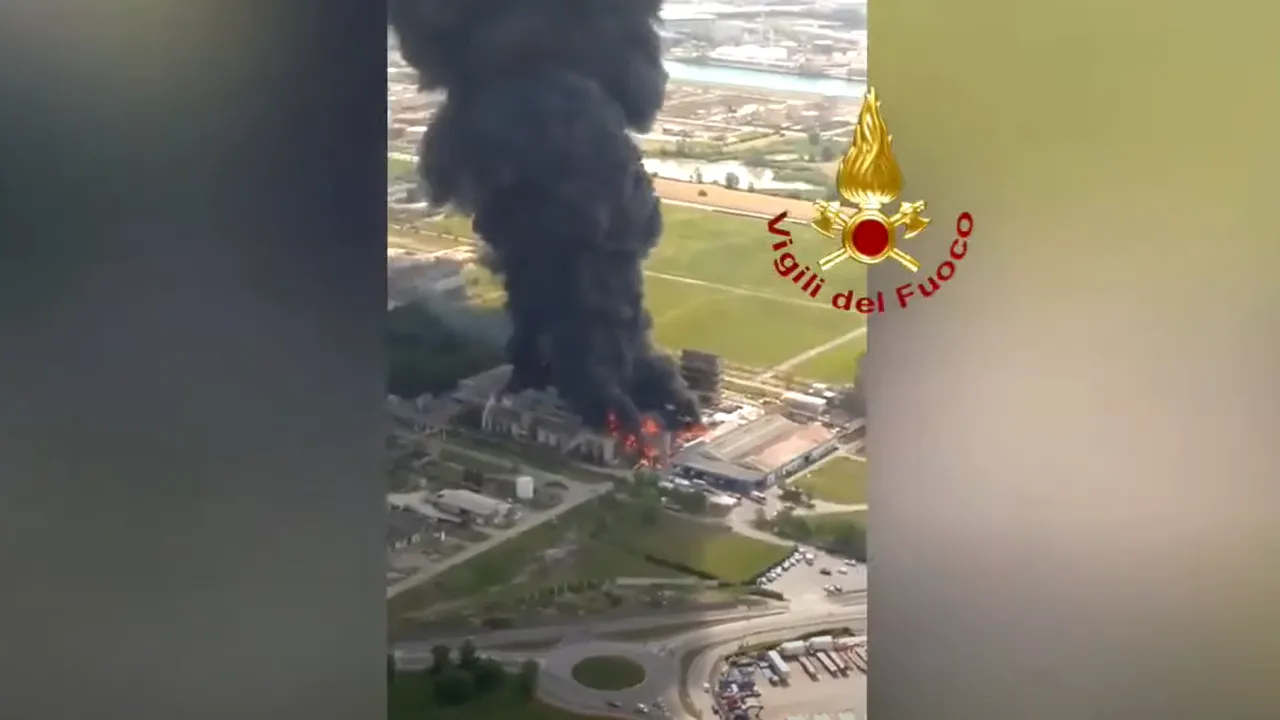 Plan roşu de intervenţie: Explozie la o centrală chimică. Localnicii, sfătuiţi să rămână în case. VIDEO