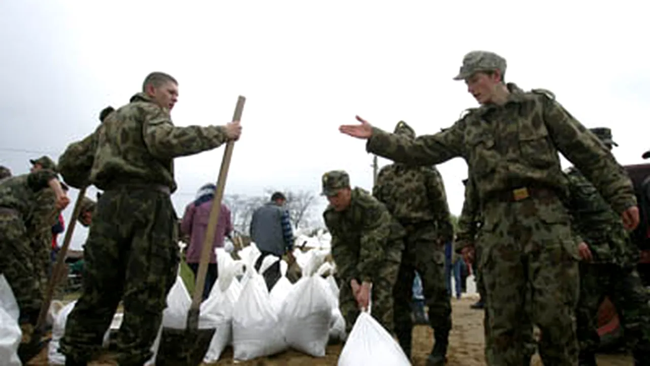 Militarii ajută populaţia din zonele afectate de inundaţii