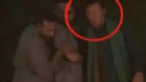 Unul dintre principalii favoriţi la funcţia de premier al Pakistanului a căzut de la tribună în timpul unui miting - VIDEO