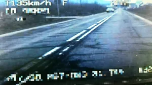 Tânără înregistrată de radar în timp ce conducea o mașină cu 135 km/h pe o stradă din Baia Mare. Ce pedeapsă a primit