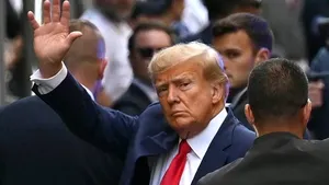 Trump a ajuns la Parchetul din Manhattan şi urmează să fie prezentat instanţei 