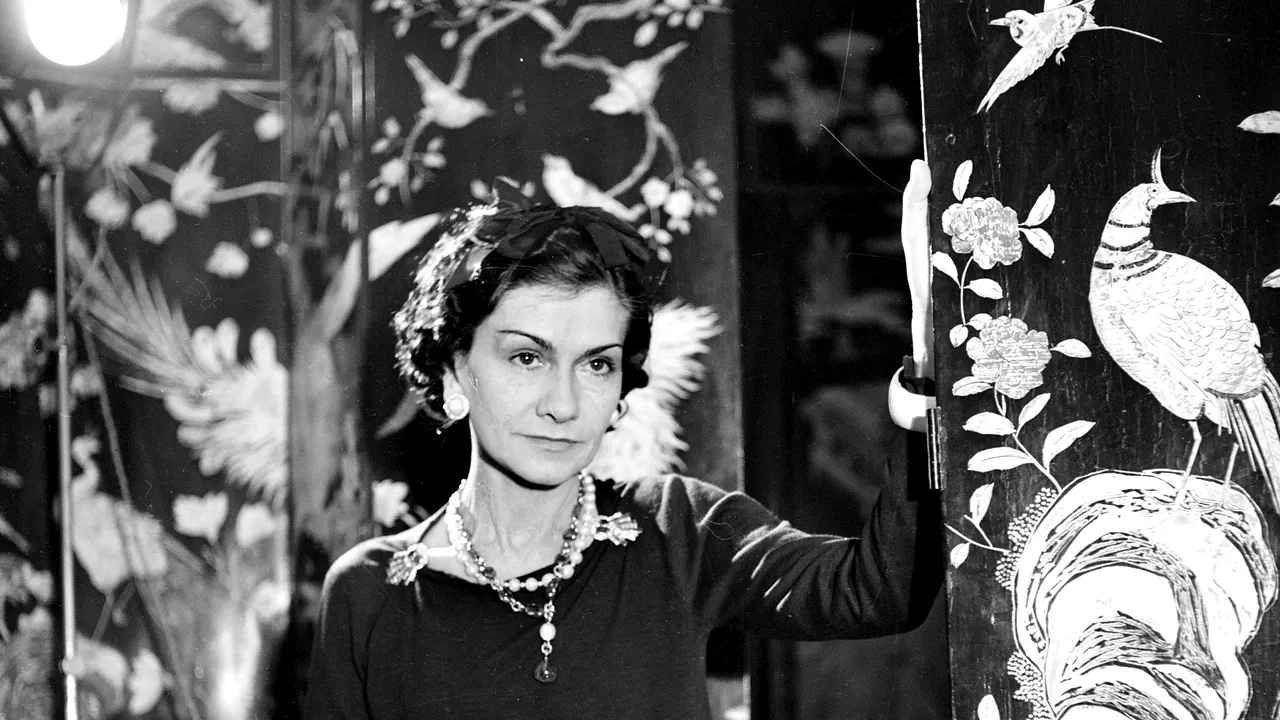 Chanel, între modă şi legendă. Creatoarea care a revoluţionat moda feminină şi a eliberat femeile de corsete