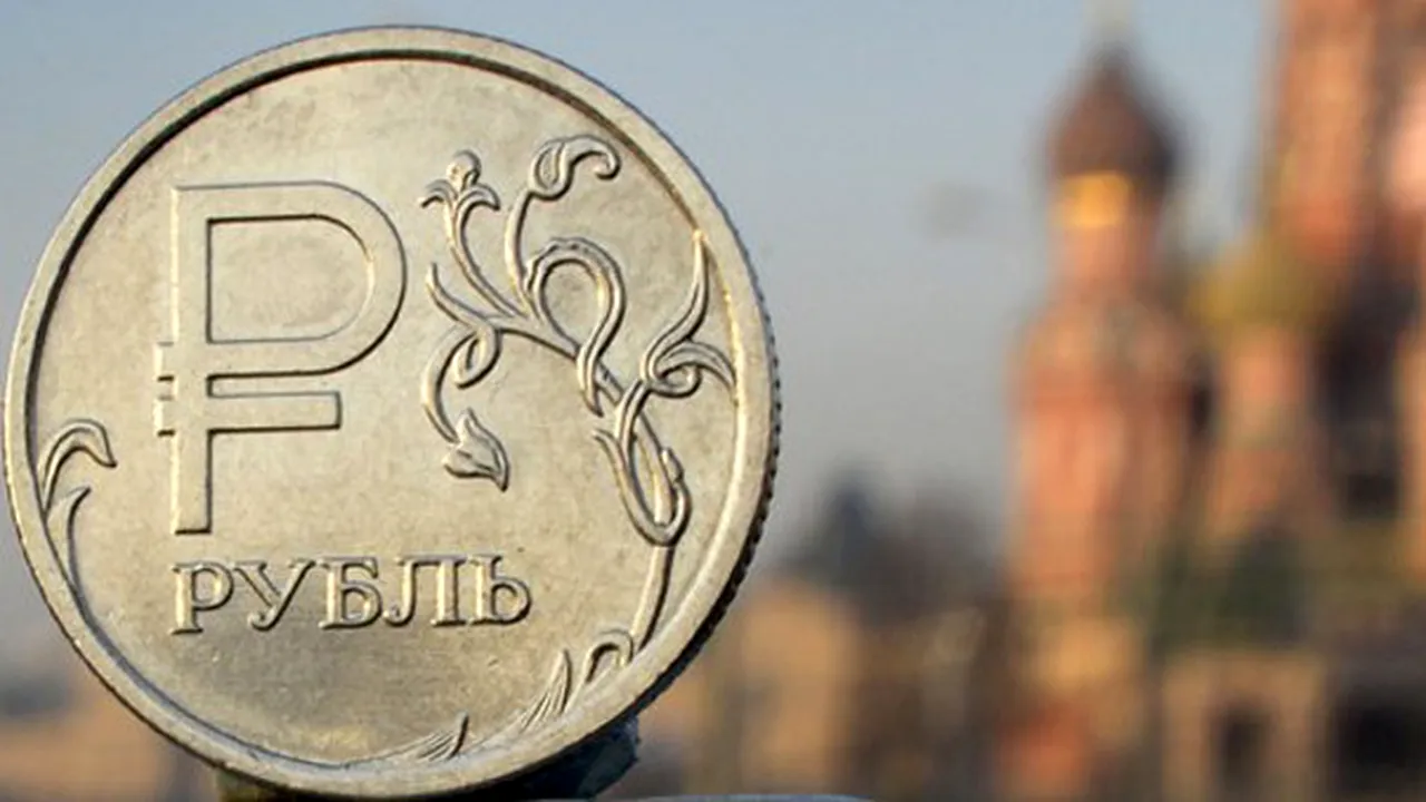 Rusia majorează cursul de schimb în încercarea de a opri prăbuşirea rublei