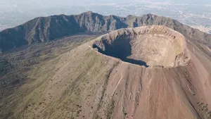 La un pas de moarte pentru un selfie. Un turist a căzut în vulcanul Vezuviu