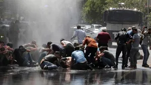 Proteste violente în cel mai mare oraş din sud-estul Turciei: Poliţia a folosit tunuri cu apă şi gaze lacrimogene | FOTO, VIDEO