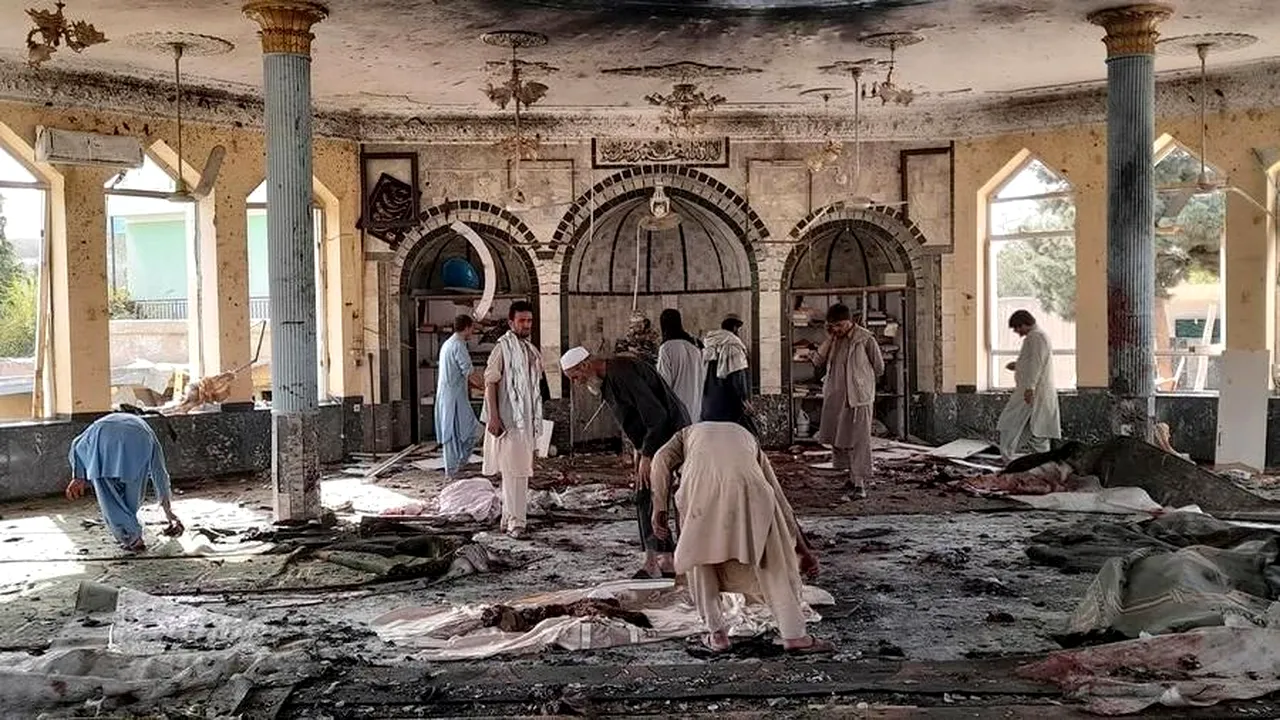 Sute de morţi şi răniţi, după ce o explozie puternică a spulberat o moschee şiită din provincia Kunduz, Afganistan