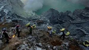Mineri într-un vulcan activ - incredibila poveste a căutătorilor de sulf din Indonezia. Imagini cu oamenii care ignoră flăcările şi gazul toxic pentru a câştiga 10 dolari pe zi