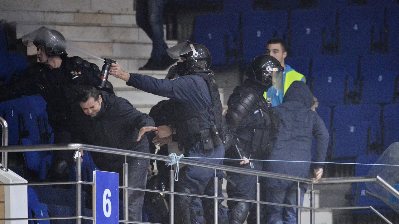 Fanii Stelei şi ai lui Dinamo s-au încăierat în Sala Polivalentă, înainte de partida de handbal. Jandarmii au intervenit cu gaze lacrimogene - FOTO