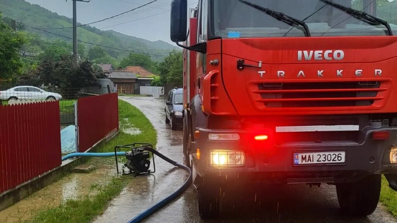 O școală din județul Buzău a fost inundată. Activitatea didactică a fost suspendată, 60 de elevi au fost evacuați