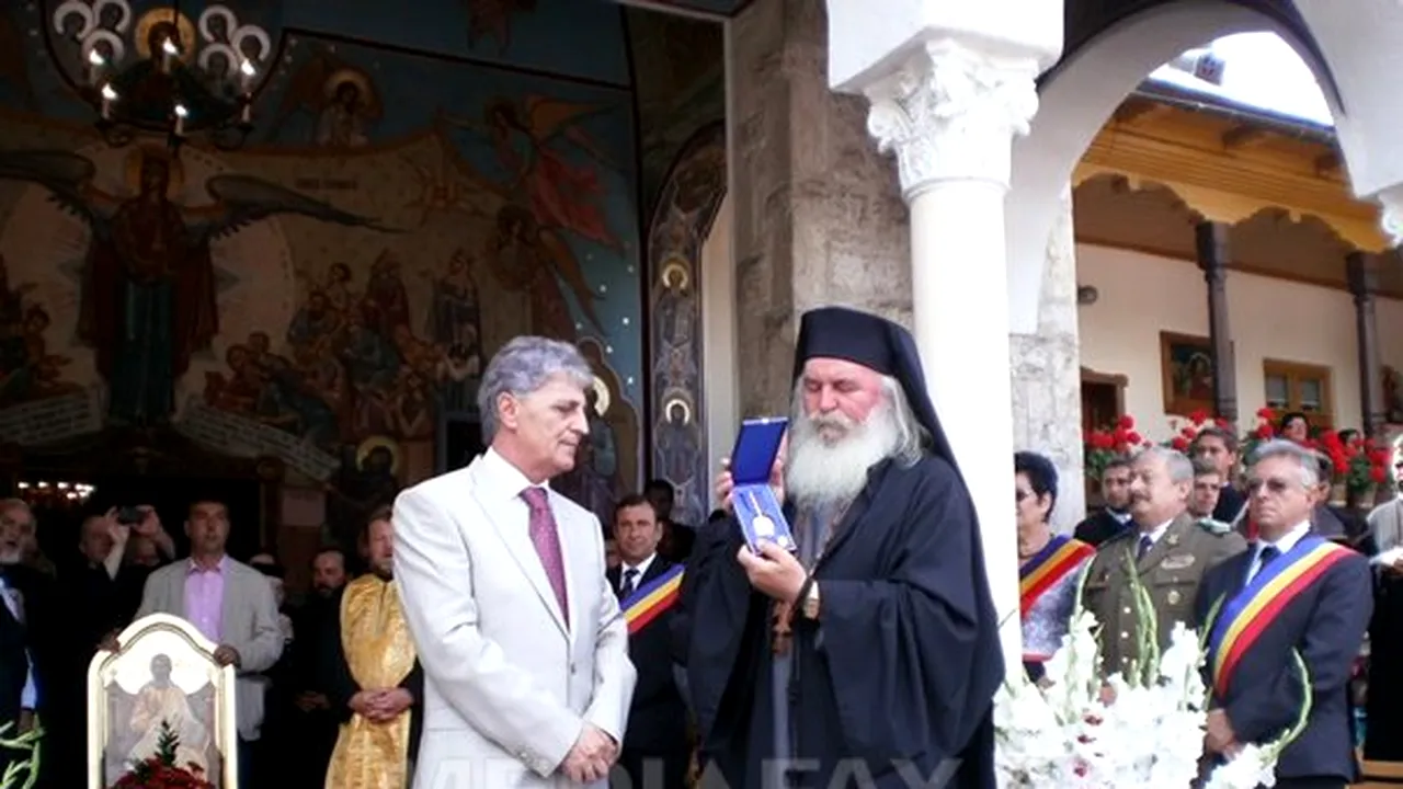 Peste 1.500 de persoane, între care ministrul Duşa, la slujba de la Mănăstirea 