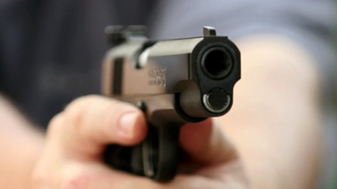 Doi poliţişti din Arad, spitalizaţi după ce un pistol s-a descărcat accidental