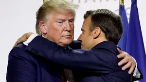 VIDEO | Trump, către Macron, la summitul NATO: Vrei nişte luptători ISIS?. Reacţia preşedintelui francez
