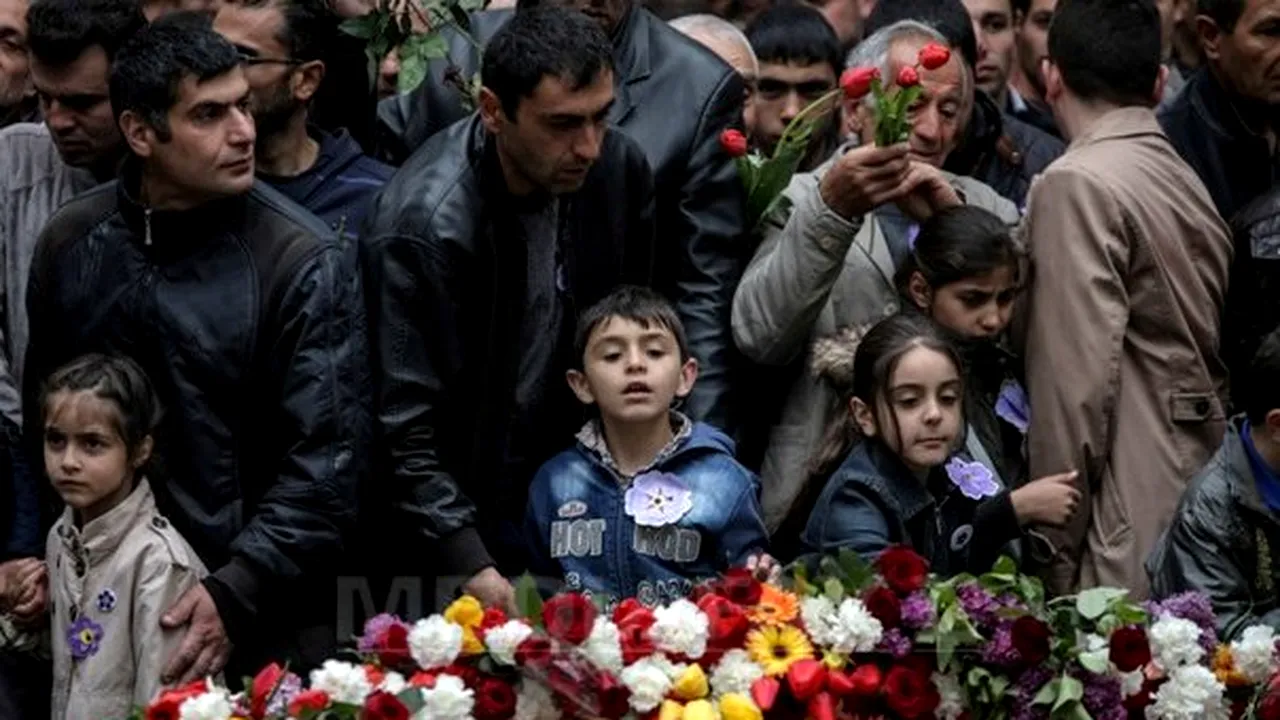 Genocidul armean, comemorat la Bucureşti. Participanţii au creat o cruce din sute de lumânări
