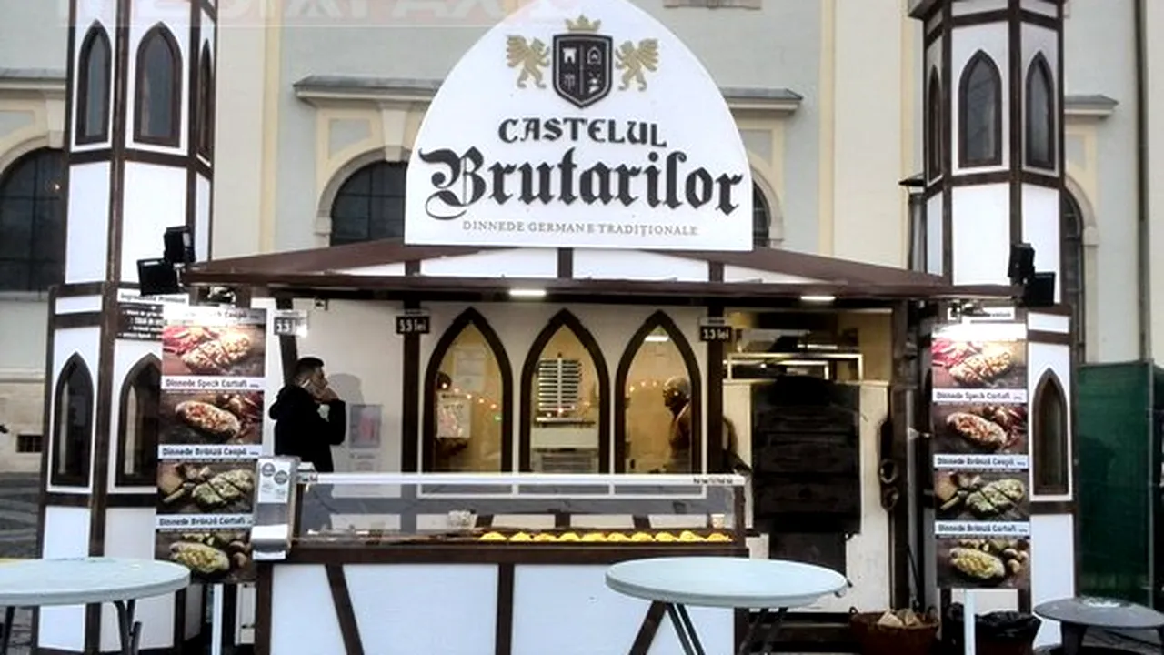 CRĂCIUN 2015. Moş Crăciun, globuri şi brăduţi din origami, la Târgul de la Sibiu - GALERIE FOTO