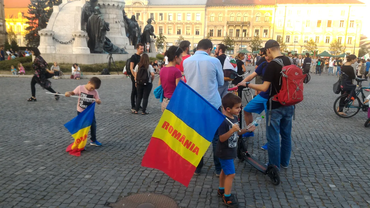 FOTO | Protest la Cluj: Peste 200 de oameni în stradă după anunţul premierului cu privire la Roşia Montană