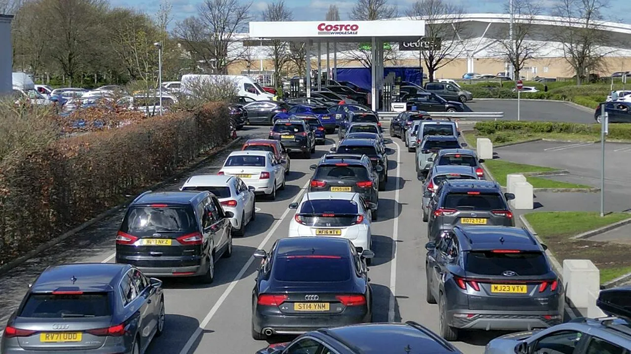 Prețul motorinei bate recordul din 2022 în Marea Britanie. Ce se întâmplă pe piața carburanților