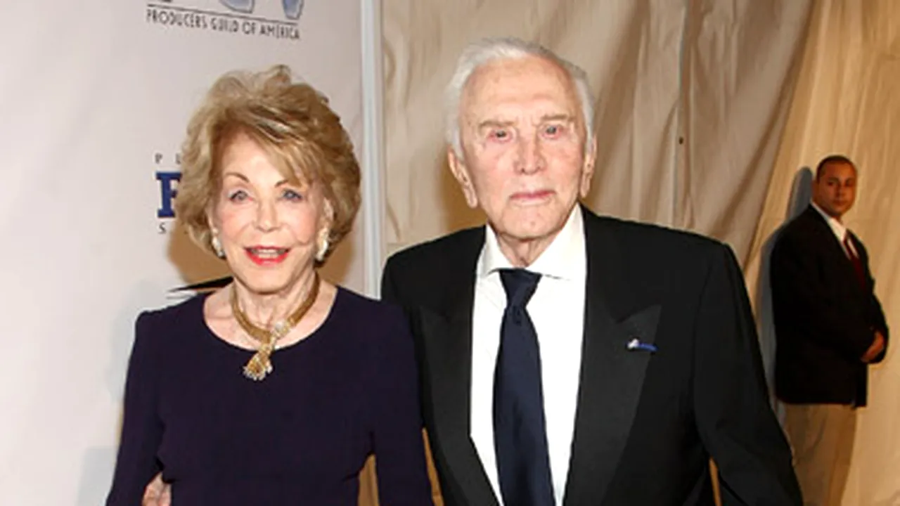 Kirk Douglas s-a întors pe scenă la vârsta de 92 de ani