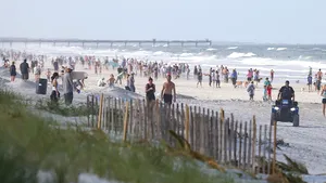 Momentul în care americanii au năvălit pe plajele din Florida imediat după ridicarea restricţiilor. FOTO şi VIDEO
