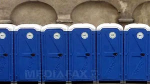 Patru toalete ecologice, instalate vizavi de sediul de campanie al lui Băsescu. Dorel Onaca, jurnaliştilor: Folosiţi-le cu încredere