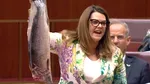 Un senator australian flutură un somon în Parlament în semn de protest față de legile din agricole