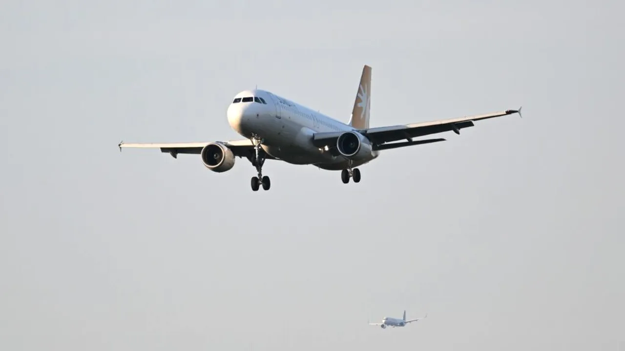 Anchetă în SUA după ce un avion de călători a fost aproape de o coliziune cu o aeronavă militară care nu avea activat emițătorul