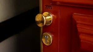 Înșelăciune cu uși plătite și niciodată livrate în Capitală. Prejudiciu de peste 40.000 de euro