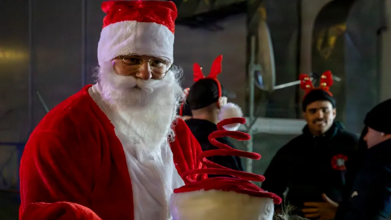 Un soldat american a devenit Moș Crăciun pentru copiii din Mihail Kogălniceanu