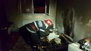 GALERIE FOTO 15 persoane evacuate dintr-un bloc din Botoşani, după ce un incendiu a izbucnit la ultimul etaj 