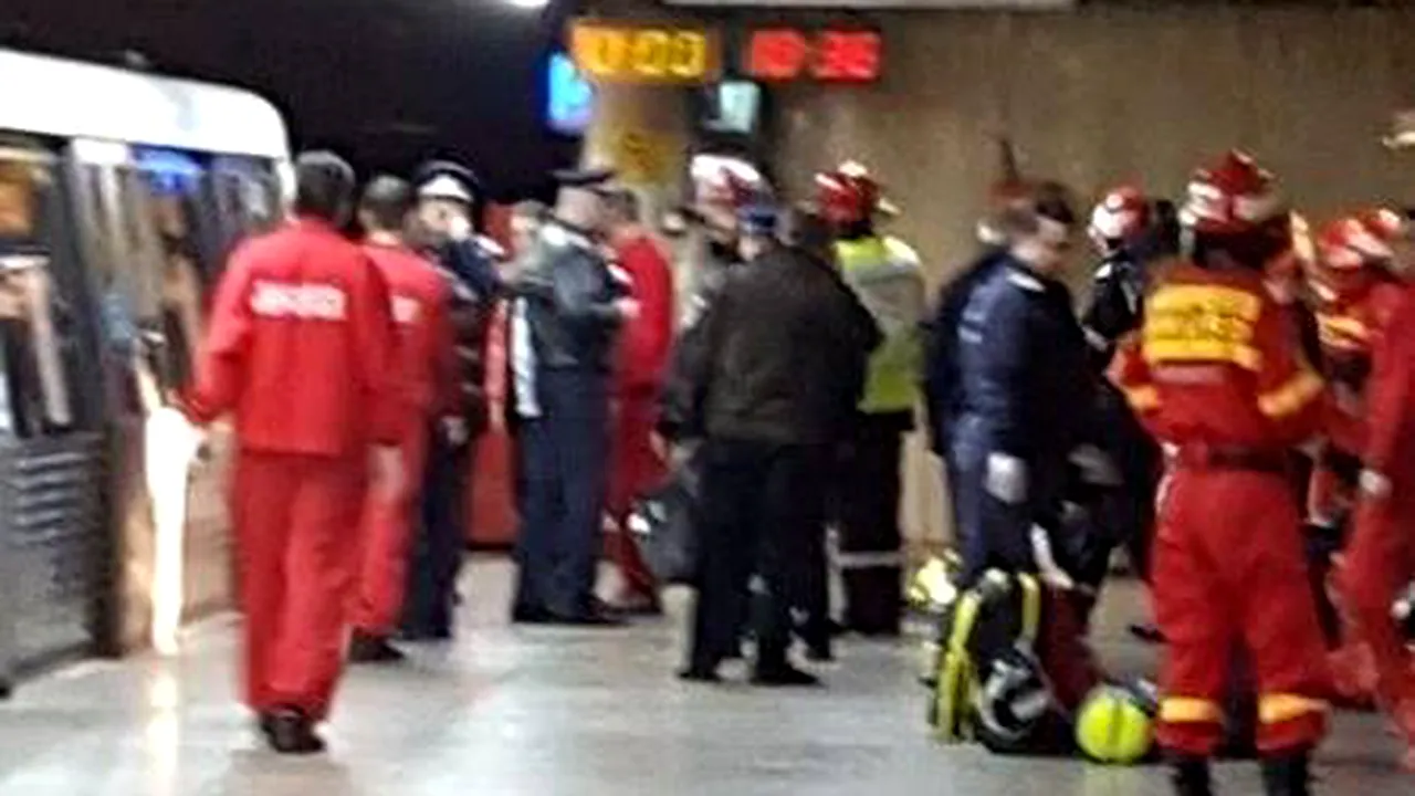 Bărbatul care s-a aruncat în faţa trenului de metrou la staţia Izvor a murit. FOTO