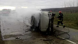 O maşină s-a răsturnat şi a luat foc în Vaslui. Patru răniţi, printre care un copil de un an