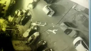 Bătaie violentă pe o stradă din Galaţi. Întreaga scenă a fost filmată de o cameră amplasată pe un bloc. VIDEO