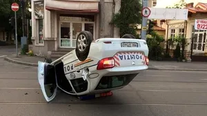 Poliţist băut, răsturnat cu maşina Poliţiei în urma unui accident. Colegii bărbatului au început cercetările | FOTO
