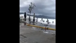 Ciclonul ZORBAS a lovit Grecia. Ploi puternice şi valuri de 11 metri înălţime în larg/ Mii de turişti au părăsit de urgenţă Insula Santorini/ VIDEO
