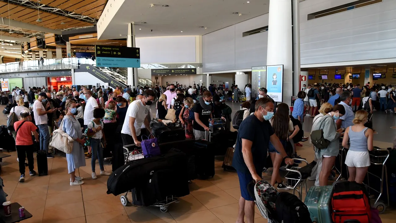Vacanţe întrerupte, bani pierduţi şi cozi uriaşe în aeroport după ce Marea Britanie a pus Portugalia pe lista roşie
