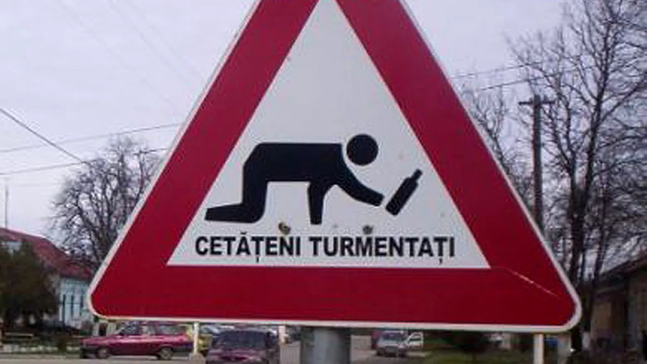 Atenţie! Cetăţeni turmentaţi - indicatoare rutiere, într-un orăşel din judeţul Arad - VIDEO
