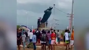 Furie greu de stăvilit în Venezuela. Protestatarii au dărâmat o statuie a lui Hugo Chávez

