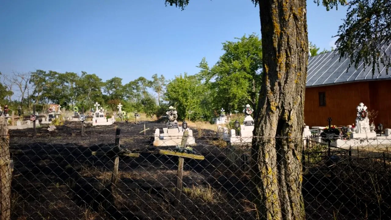 Cimitir cuprins de flăcări în Botoșani, după ce o lumânare a fost lăsată nesupravegheată. Crucile și coroanele au fost cuprinse de flăcări