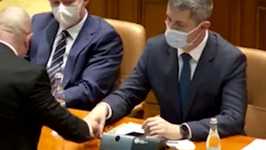 Reacţii după episodul cu ochelarii lui Dan Barna, ridicaţi de un angajat al Camerei Deputaţilor. PSD arată cu degetul „ciocoiul de USR”