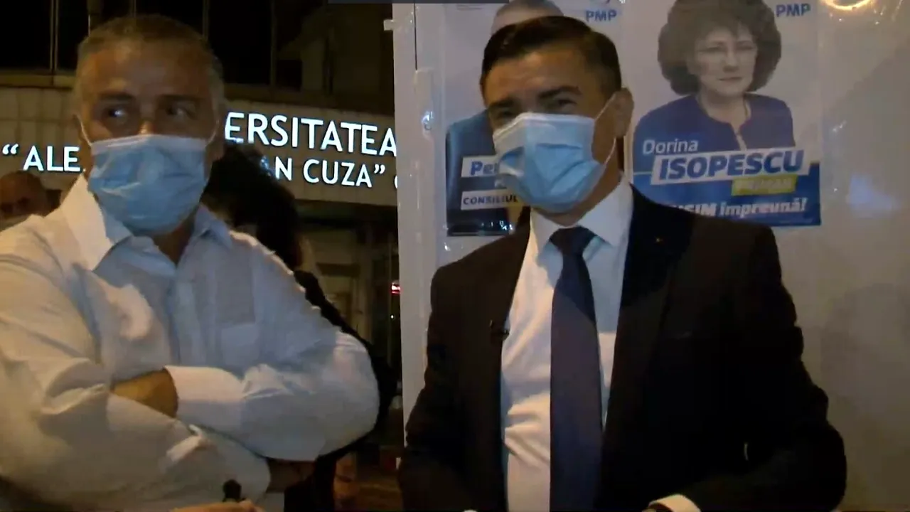 „Petrică! Mai dă cu soluţie!” Cum a arătat prima noapte de lipit afişe în Iaşi. Ce reacţii au avut candidaţii când s-au întâlnit la acelaşi panou
