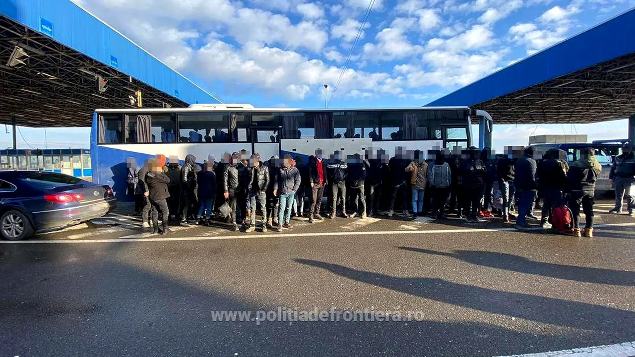 Camion burduşit cu 68 de migranţi, descoperit când încerca să treacă frontiera cu Ungaria