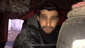 Cetăţean turc ascuns sub un camion încărcat cu roşii, prins la Nădlac 