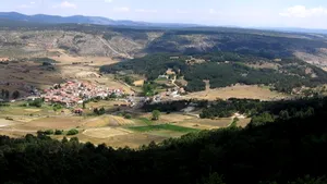 Spania se topește, dar în acest sat sunt cel mult 24 de grade și oamenii dorm cu pătură