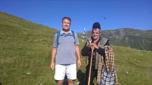 Preşedintele Klaus Iohannis, într-o poză devenită virală din timpul unei drumeţii în Munţii Parâng. Fotografia, postată pe Facebook de cioban