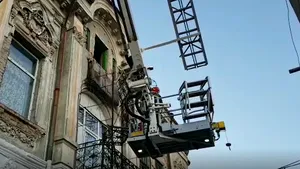 Un tânăr din Drobeta Turnu Severin a căzut de la mansarda casei în care locuia, după ce balconul s-a rupt