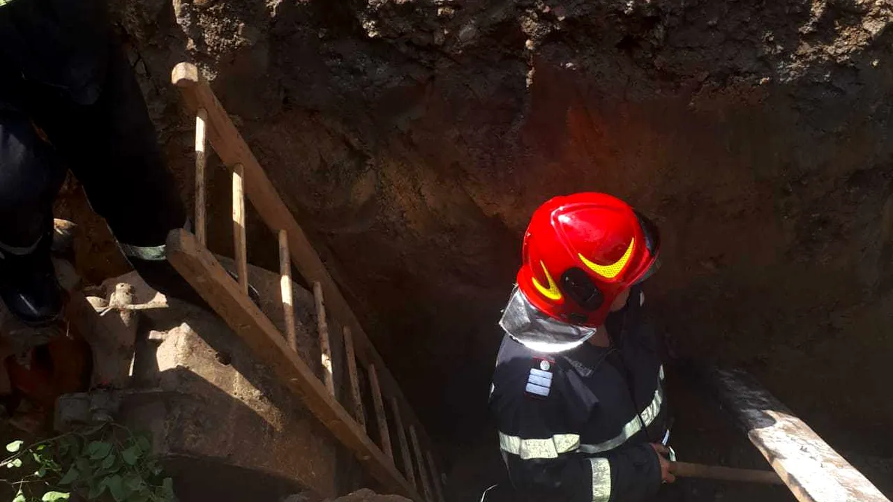 Operaţiune de salvare la Arad: Persoană surprinsă de un mal de pământ într-un canal adânc de 4 metri | FOTO
