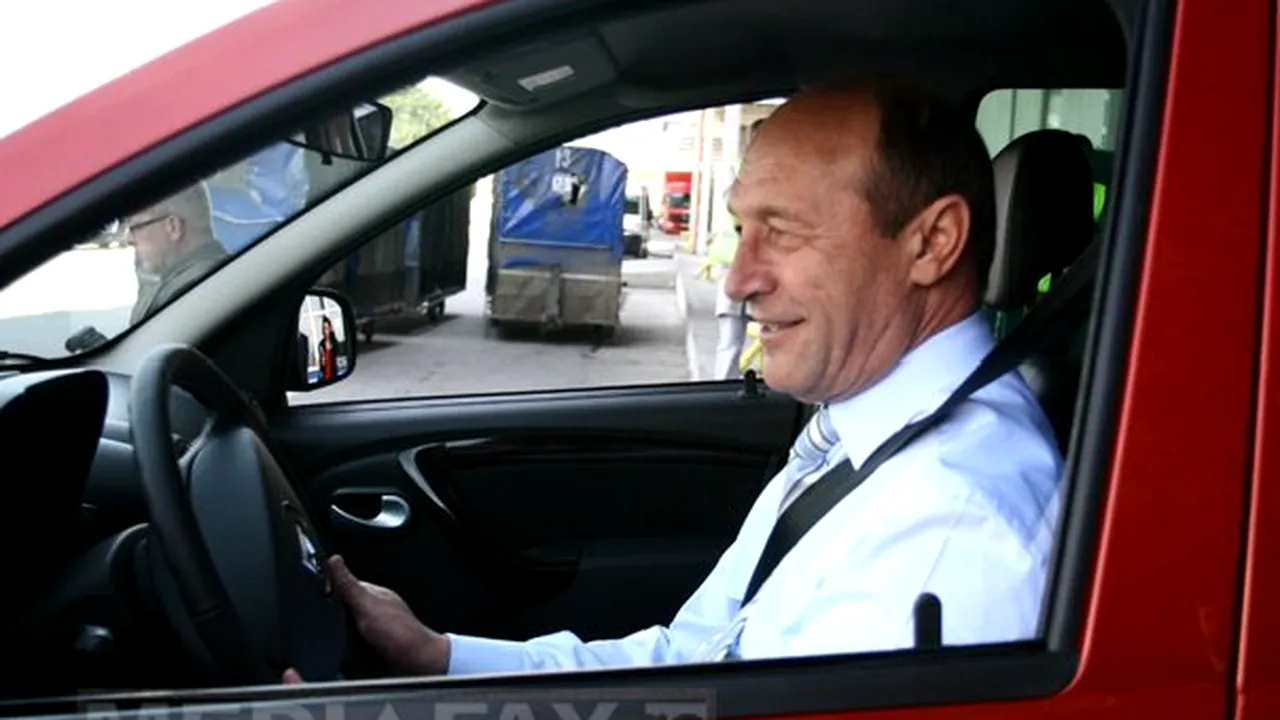 Preşedintele Traian Băsescu se afla marţi dimineaţă la volanul unui Logan, în zona Eroilor din Capitală