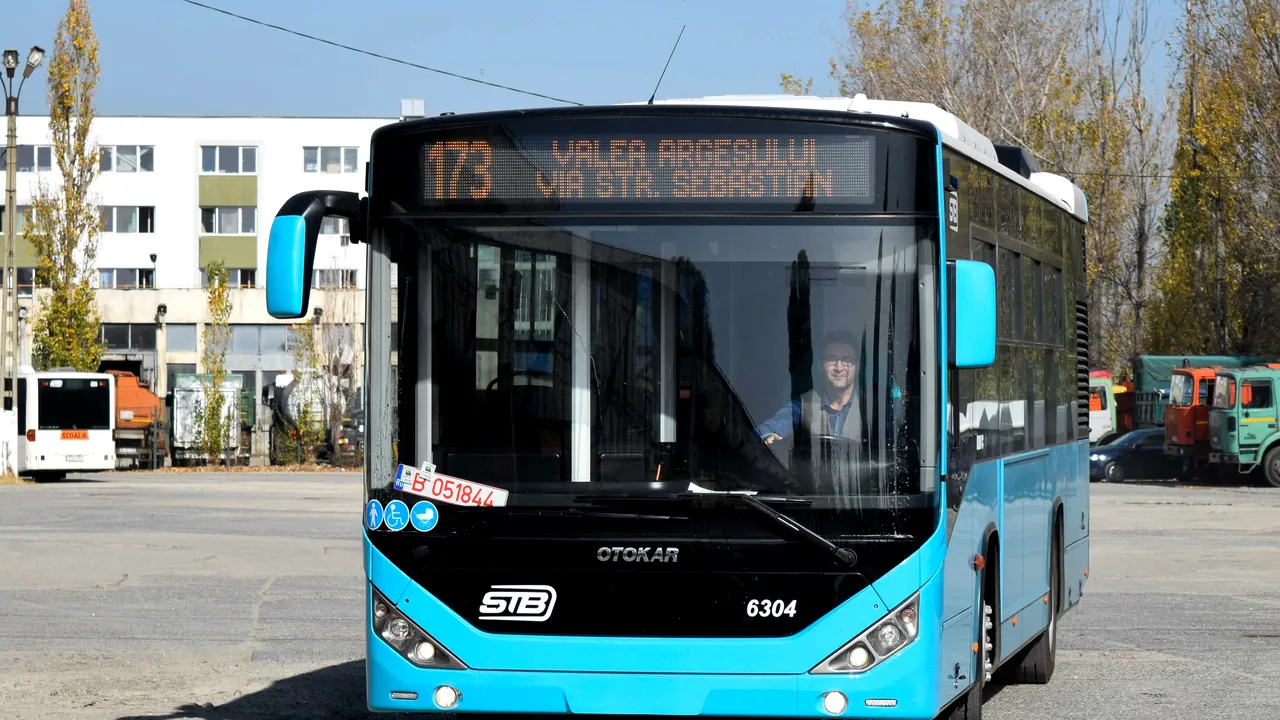 Un autobuz a luat foc în Autobaza Nordului din București.