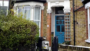 O familie de români s-a mutat ilegal în casa unor britanici din Londra