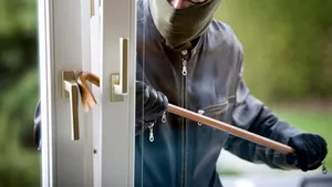 Bărbat eliberat recent din penitenciar, prins în flagrant imediat după ce a furat mai multe bunuri